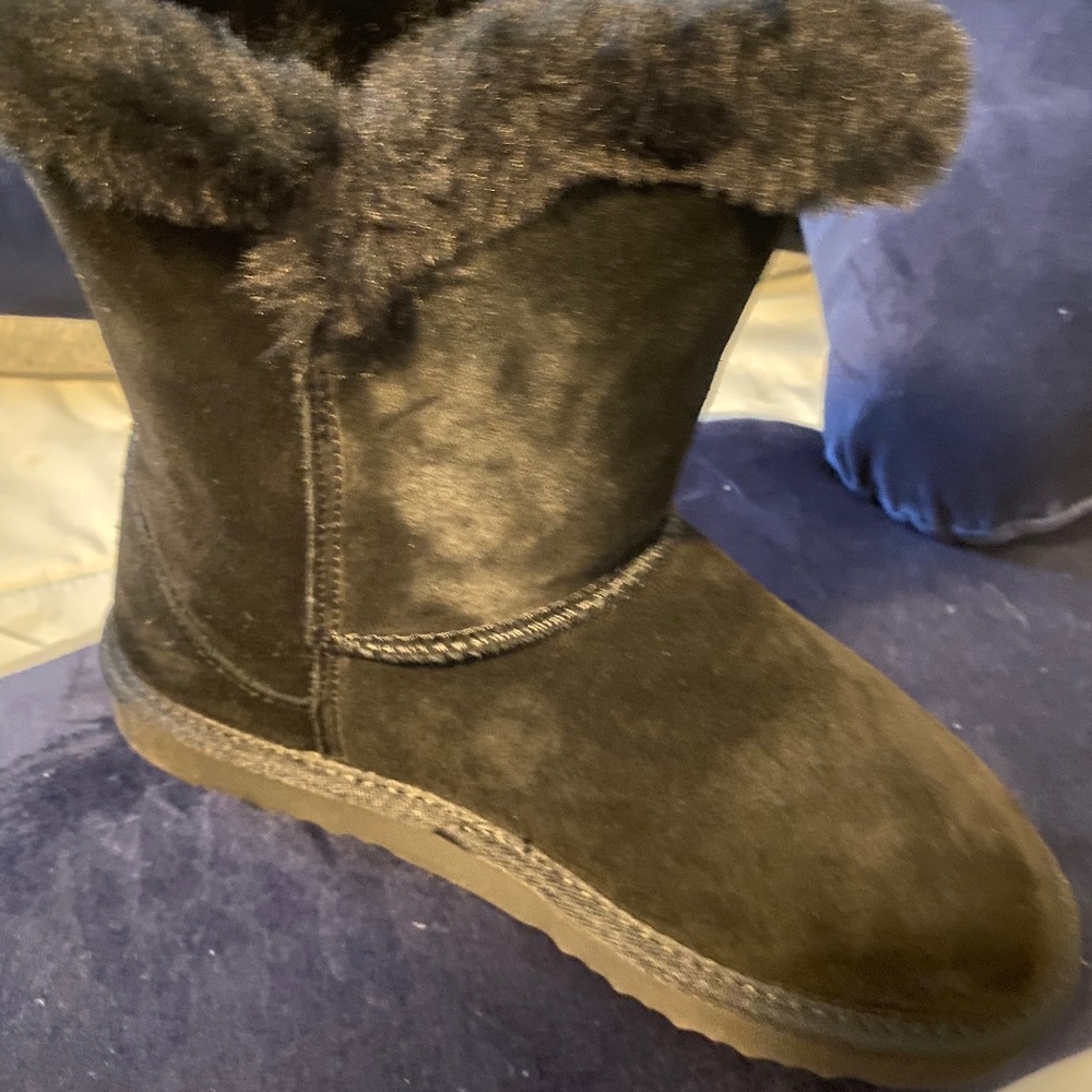 Ladies size 8-1/2 black boots
